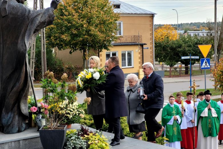 13.10.2024r. - złożenie kwiatów pod pomnikiem Papieża