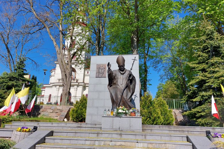 15.05.2022 - Złożenie kwiatów pod pomnikiem Jana Pawła II