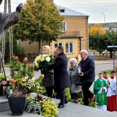 13.10.2024r. - złożenie kwiatów pod pomnikiem Papieża