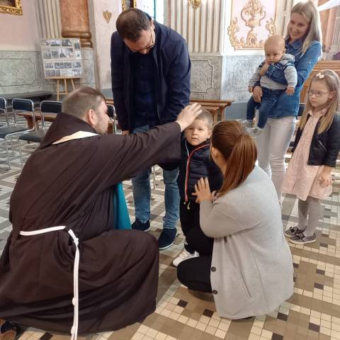 Błogosławieństwo dzieci w czasie Misji Świętych