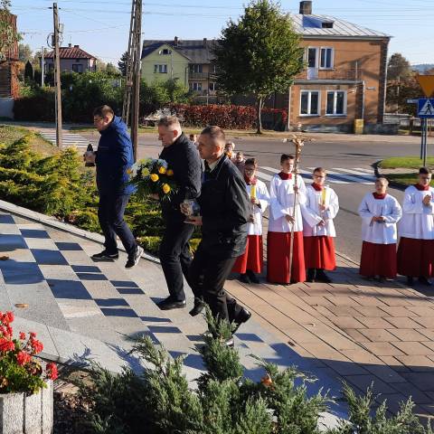 10.10.2021r. - złożenie kwiatów przed pomnikiem Jana Pawła II