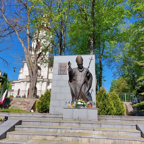 15.05.2022 - Złożenie kwiatów pod pomnikiem Jana Pawła II