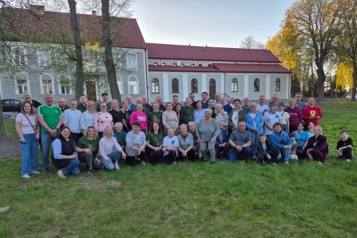 02.05.2026 - spotkanie z pielgrzymami w ogrodzie za plebanią