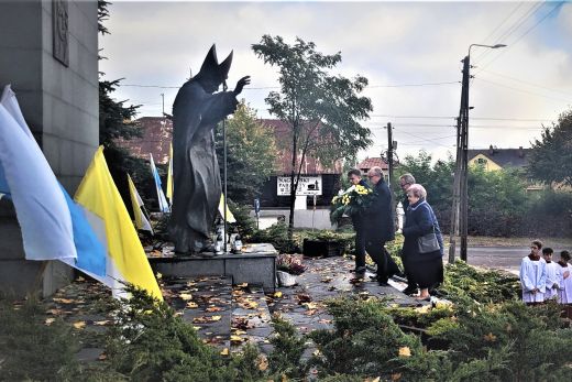 09.10.2022r. - składanie kwiatów pod pomnikiem Jana Pawła II