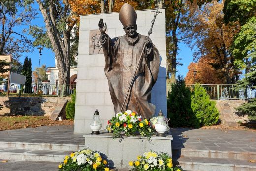 10.10.2021r. - złożenie kwiatów przed pomnikiem Jana Pawła II