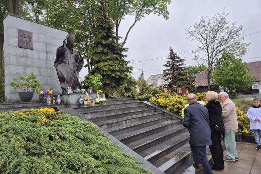 17.05.2026 - Rocznica poświęcenia pomnika ku&nbsp;czci świętego Jana Pawła II
