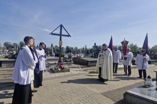22.04.2025r. - procesja na cmentarz